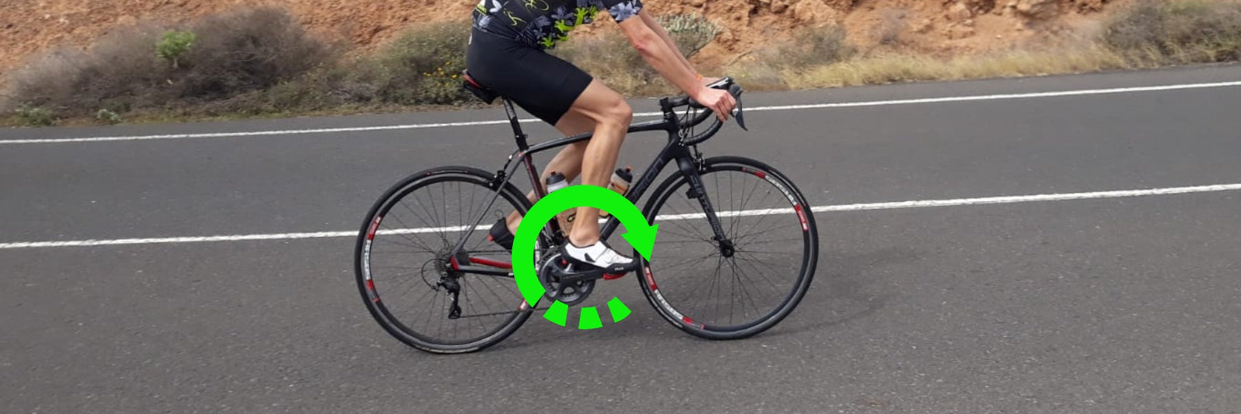 Ein Rennradfahrer, dessen Trittbewegung von einem runden Kreis gekennzeichnet ist