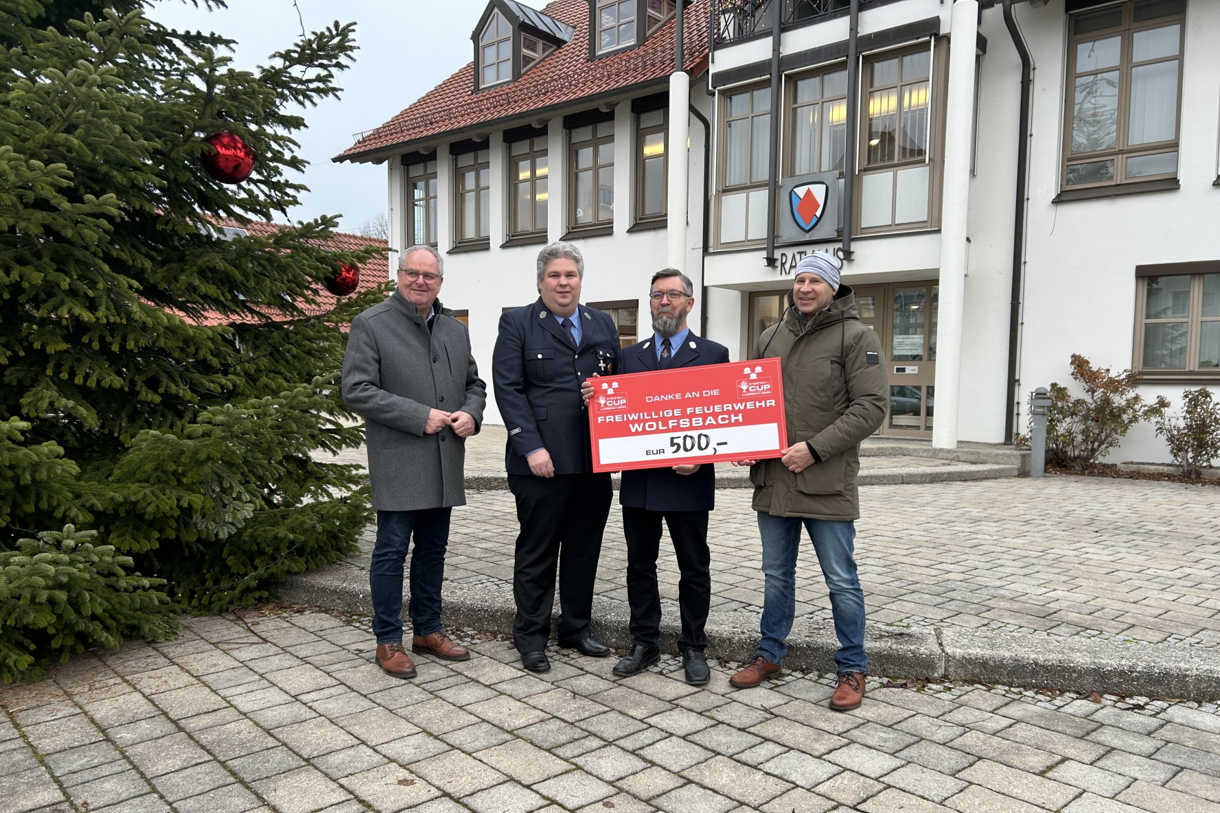 Scheckübergabe an die Freiwillige Feuerwehr Wolfsbach vor dem Rathaus Niederaichbach