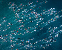 Die Athleten der Ironman WM 2026 Hawaii auf der Schwimmstrecke von oben fotografiert.