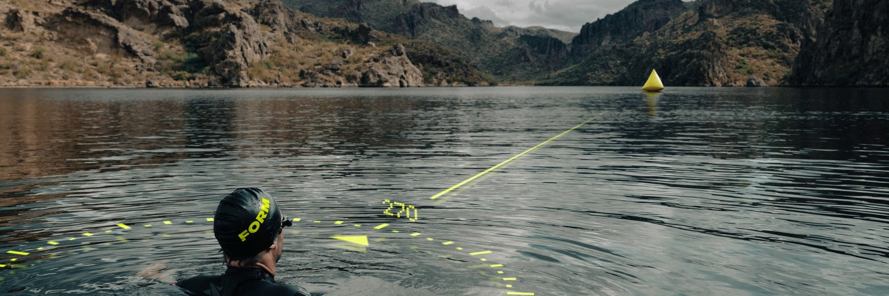 Ein Schwimmer im See peilt eine gelbe Boje an