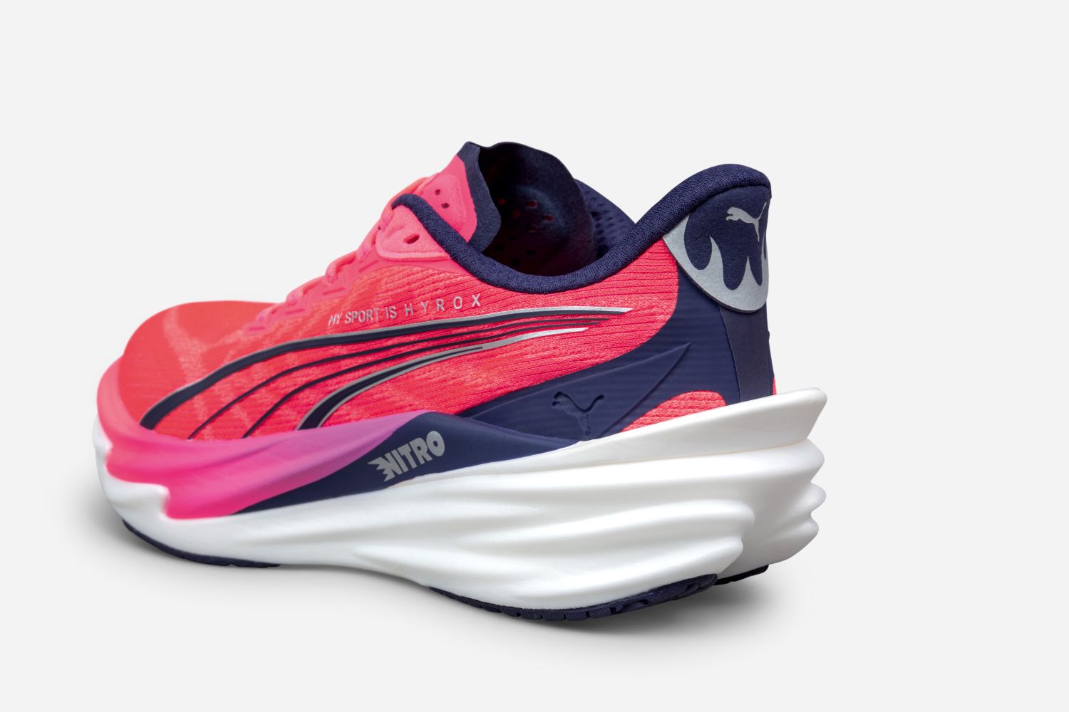 Schrägansicht linker Schuh von hinten Außenseite