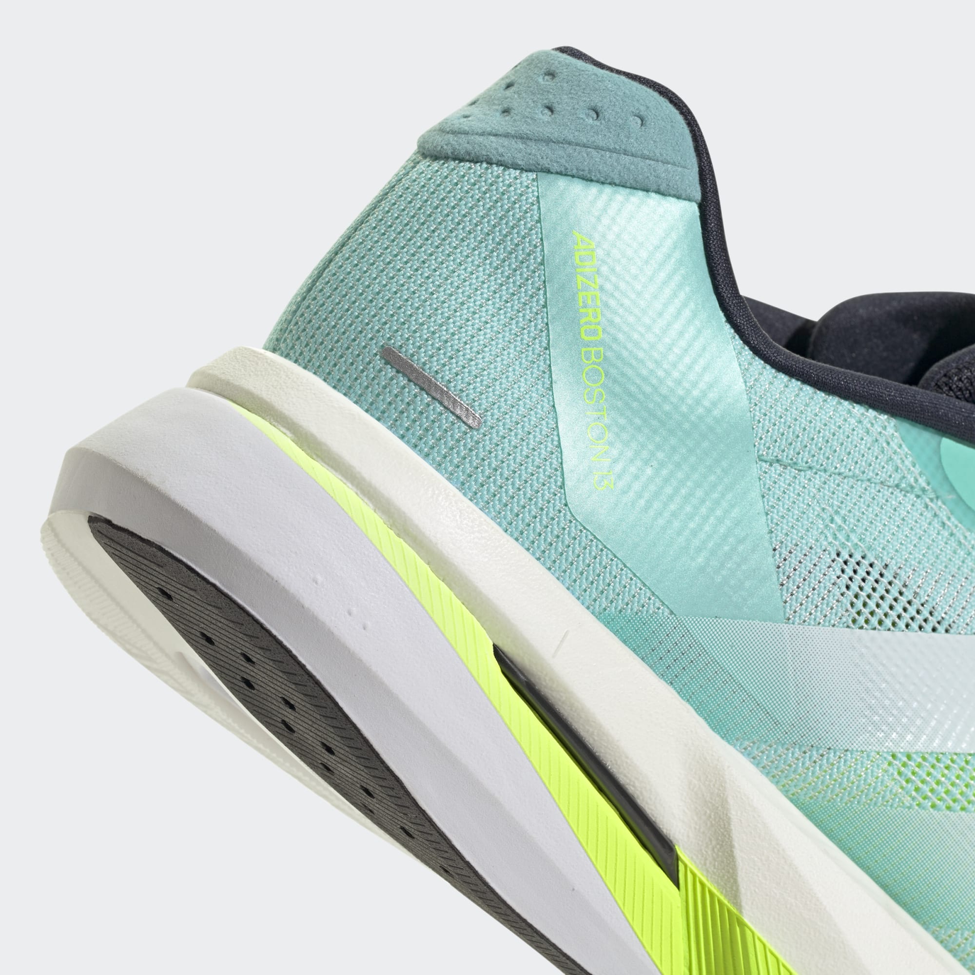 Nahansicht Fersenbereich rechter Schuh