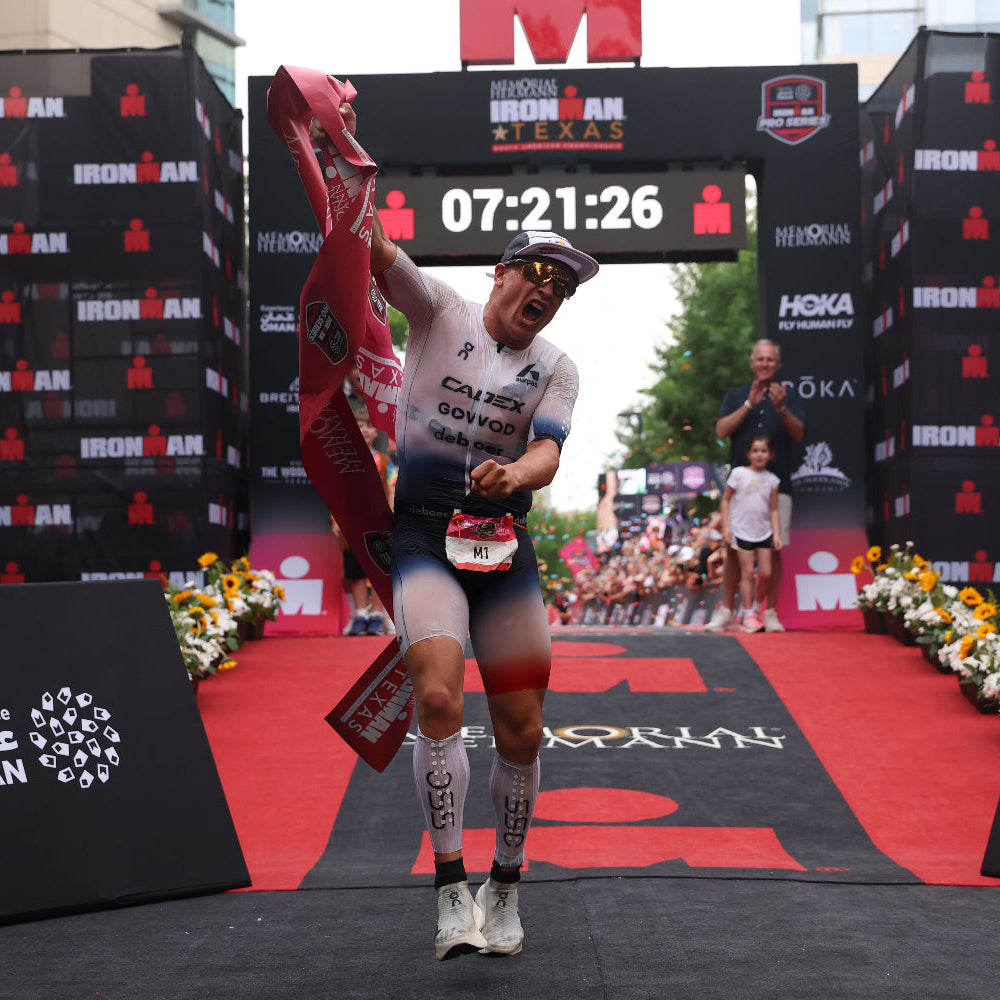 Kristian Blummenfelt jubelt im Ziel des Ironman Texas und reißt den rechten Arm nach oben