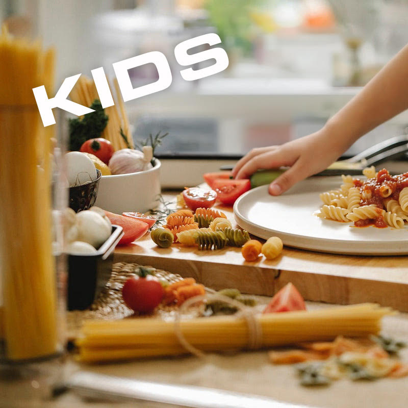 Bild mit Nudeln un Kinderhand