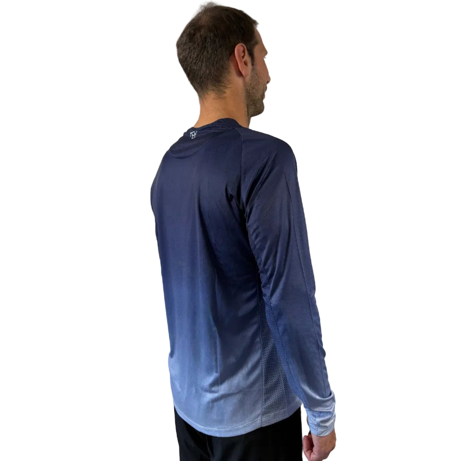 Trinovate Elite Run Shirt, blau, von rechts am männlichen Modell