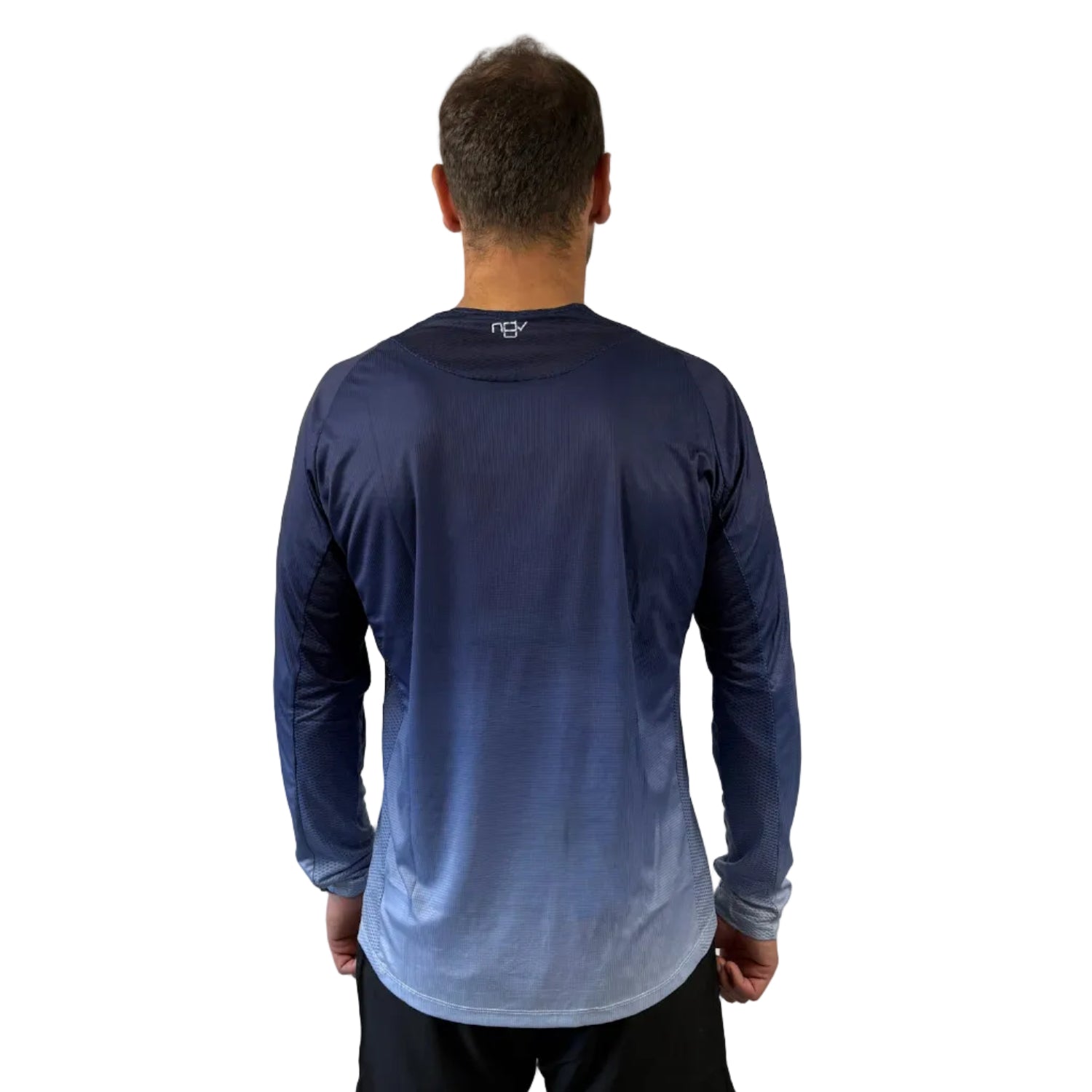 Trinovate Elite Run Shirt, blau, von hinten am männlichen Modell