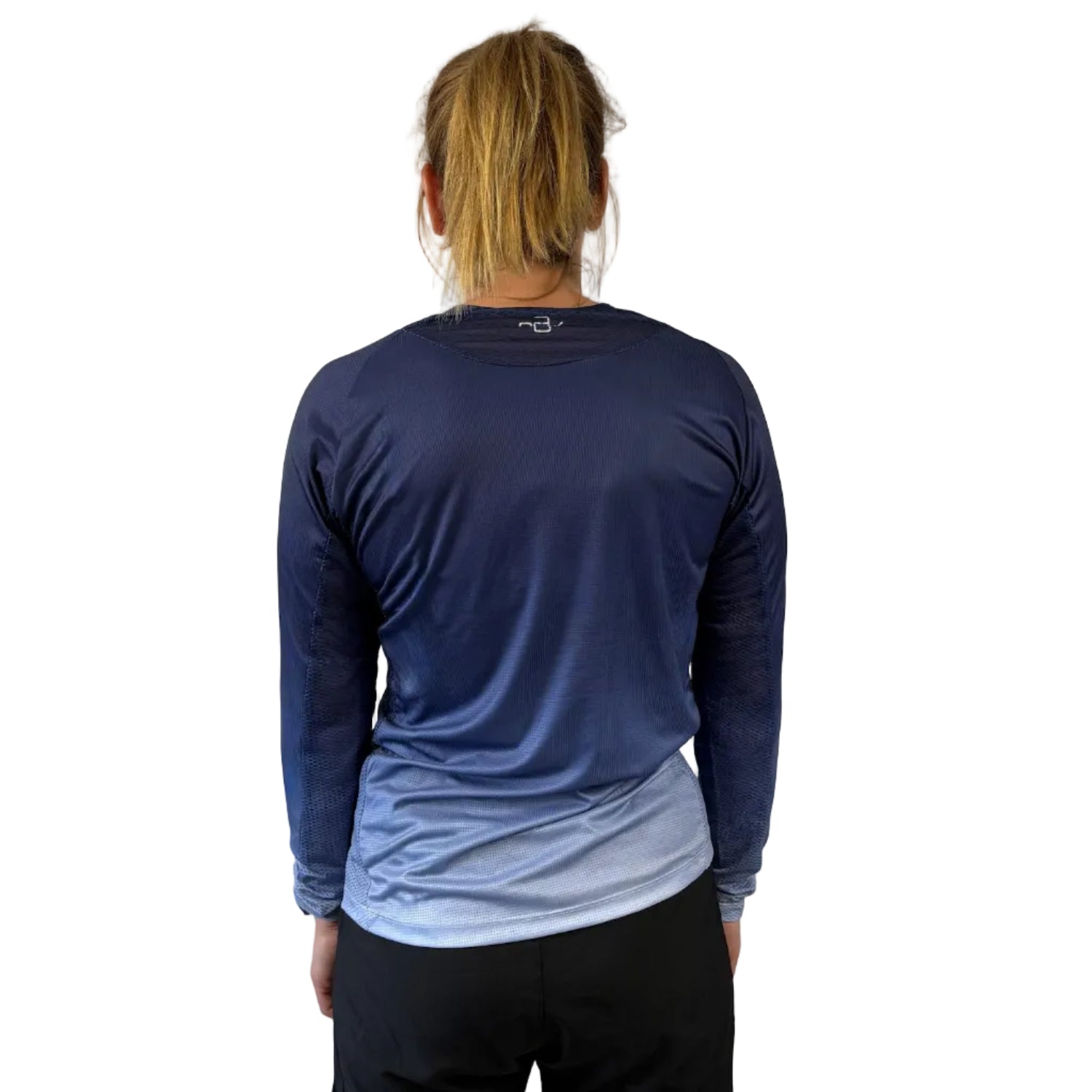 Trinovate Elite Run Shirt, blau, von hinten am weiblichen Modell
