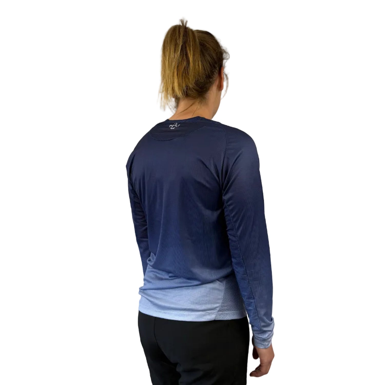 Trinovate Elite Run Shirt, blau, von rechts am weiblichen Modell