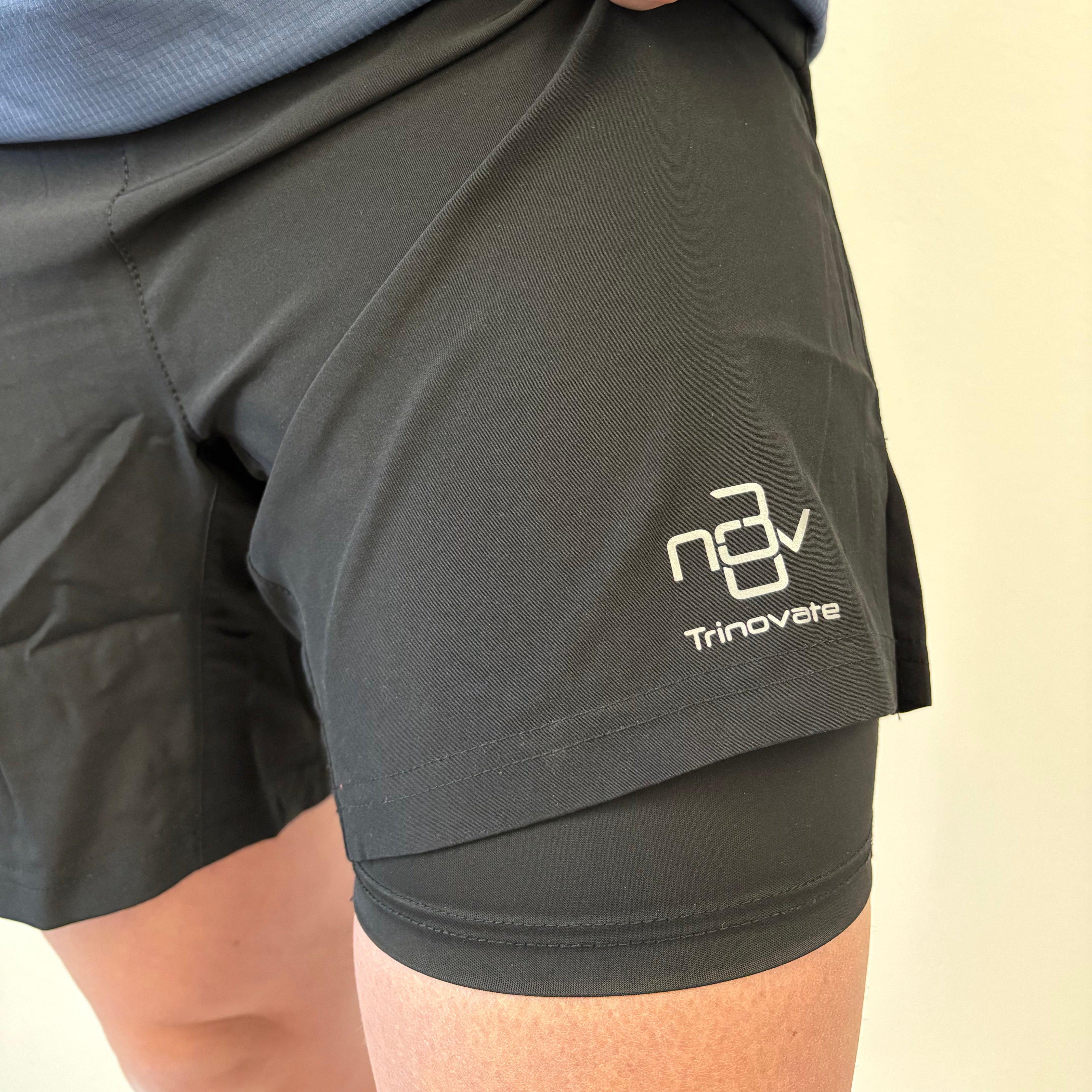 Trinovate Elite Run Short, schwarz, Detailansicht am männlichen Modell