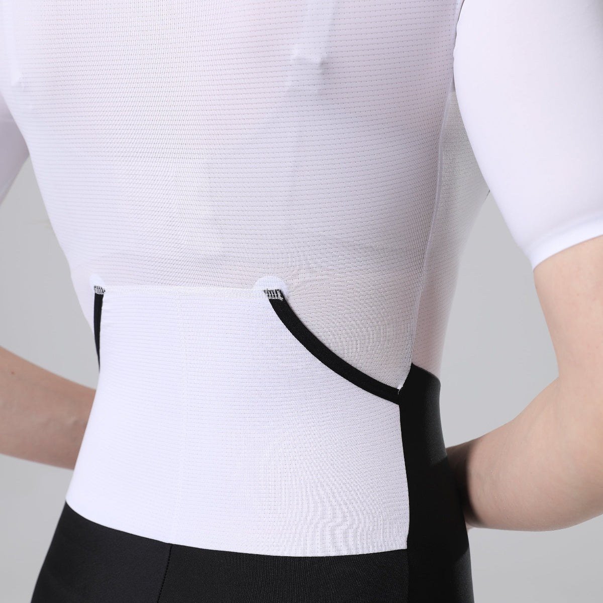 Trinovate Essential Aero Sleeved Trisuit, Damen, midnight-black, Detailansicht Rückentaschen von hinten am weiblichen Modell