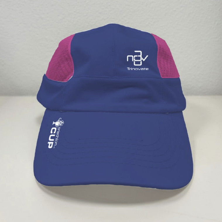 blaue Run Cap von Trinovate mit pinken Mesh-Einsätzen und markanten Trinovate und triathlon.de CUP Logos