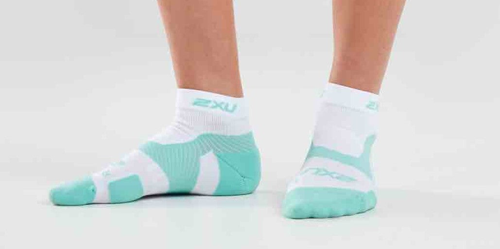 2XU VECTR Light Cush 1/4 Crew Socks, unisex, White/Mint